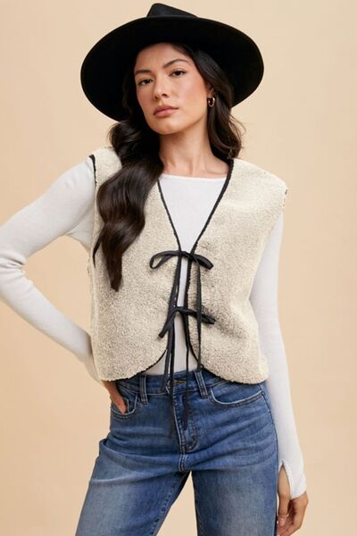 Chic Sleeveless Vest with Tie Detail and V-Neck for a Stylish Look